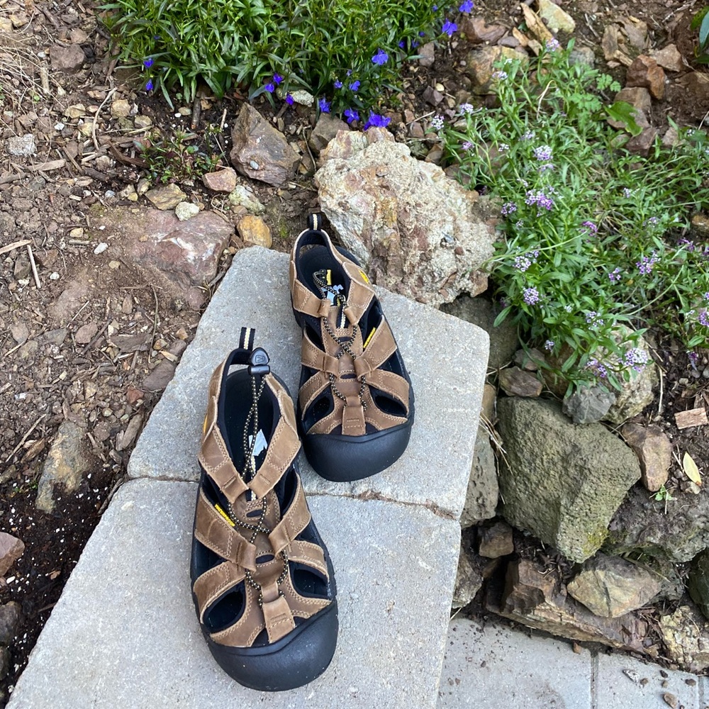 Keen’s boys Sandal brown size 7.5 US